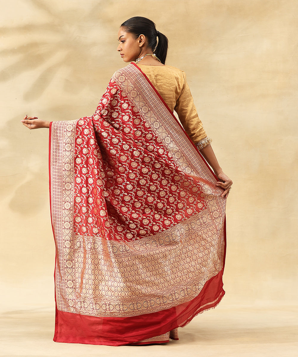 Handloom_Maroon_Pure_Katan_Silk_Banarasi_Saree_With_Zari_Jaal_And_Flowers_WeaverStory_03