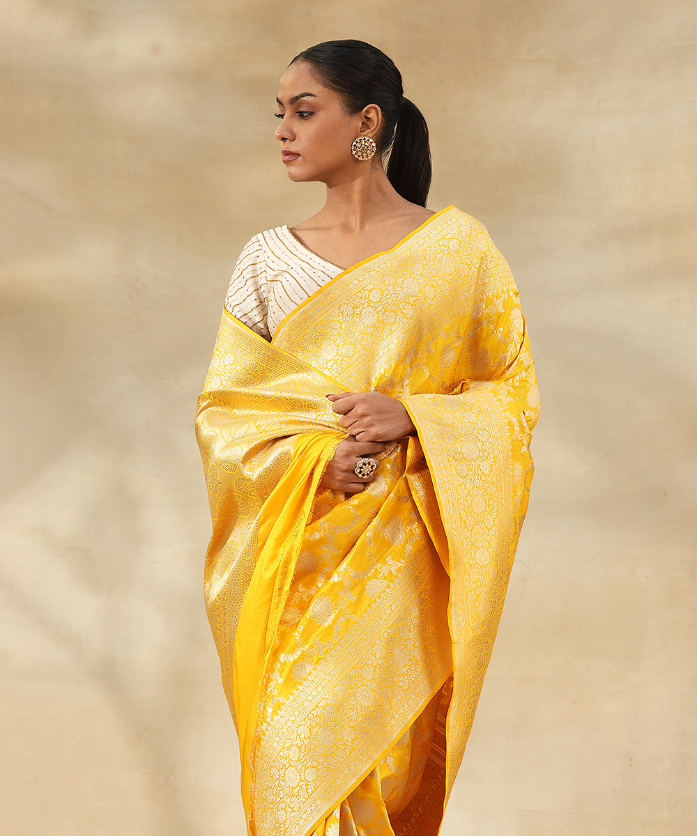 Handloom_Yellow_Pure_Katan_Silk_Banarasi_Saree_With_Zari_Jaal_And_Flowers_WeaverStory_01