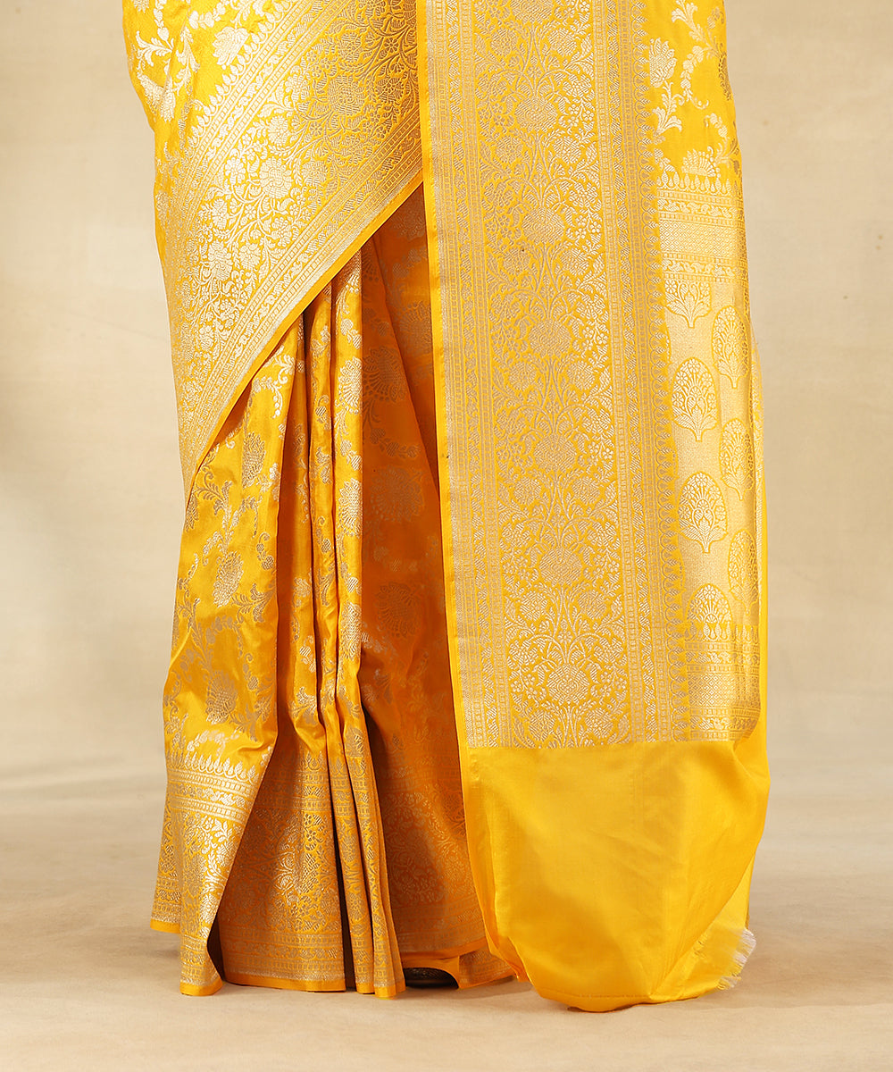 Handloom_Yellow_Pure_Katan_Silk_Banarasi_Saree_With_Zari_Jaal_And_Flowers_WeaverStory_04