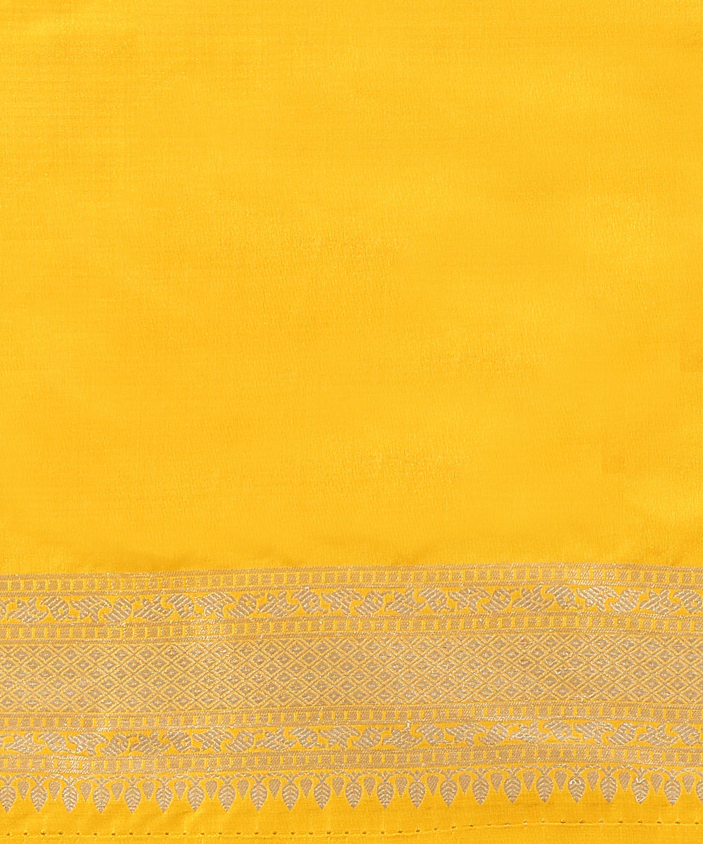 Handloom_Yellow_Pure_Katan_Silk_Banarasi_Saree_With_Zari_Jaal_And_Flowers_WeaverStory_05