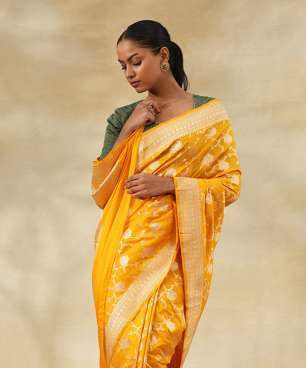 Handloom_Mustard_Yellow_Pure_Katan_Silk_Banarasi_Saree_With_Zari_Jaal_With_Flowers_WeaverStory_02