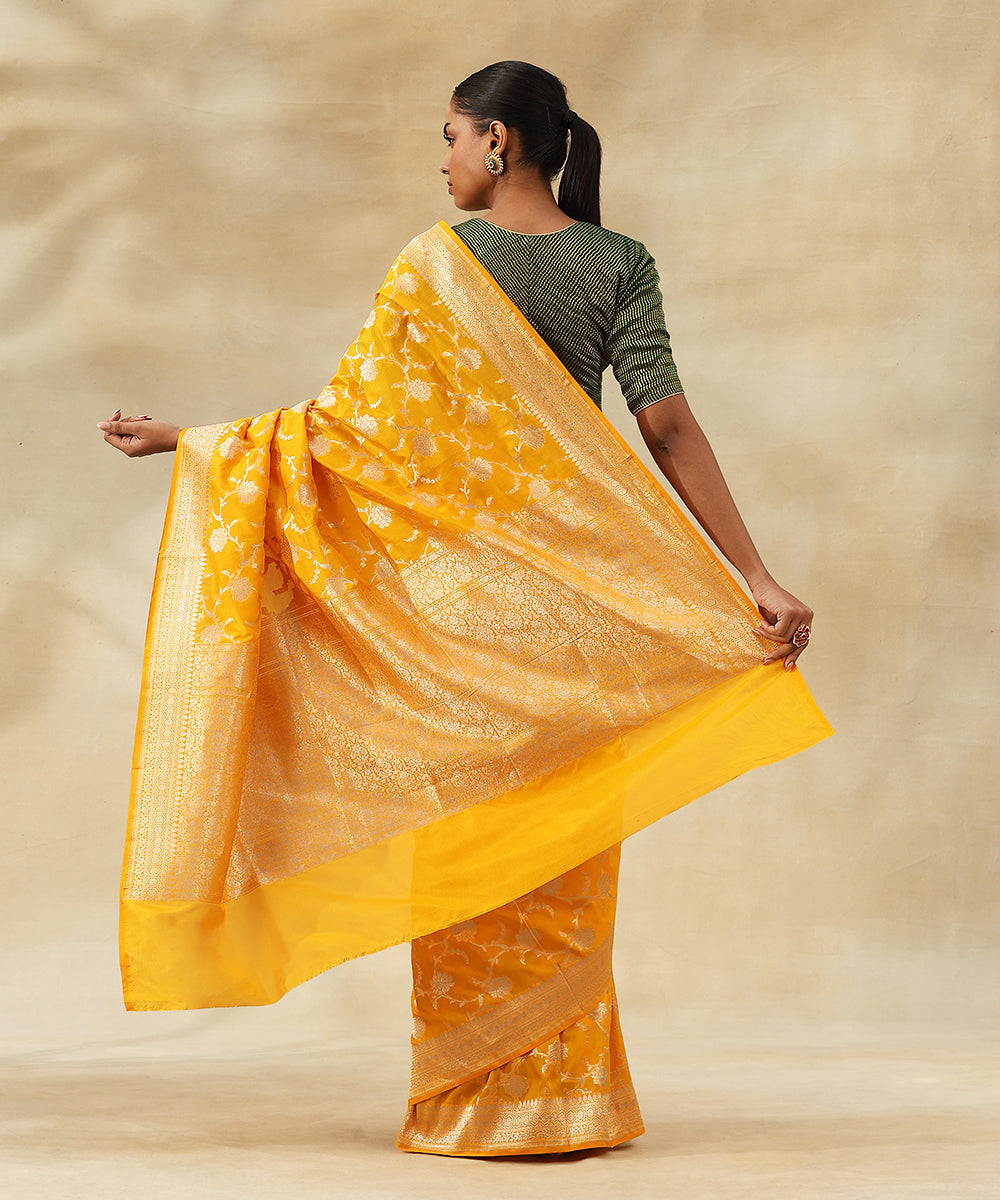 Handloom_Mustard_Yellow_Pure_Katan_Silk_Banarasi_Saree_With_Zari_Jaal_With_Flowers_WeaverStory_03