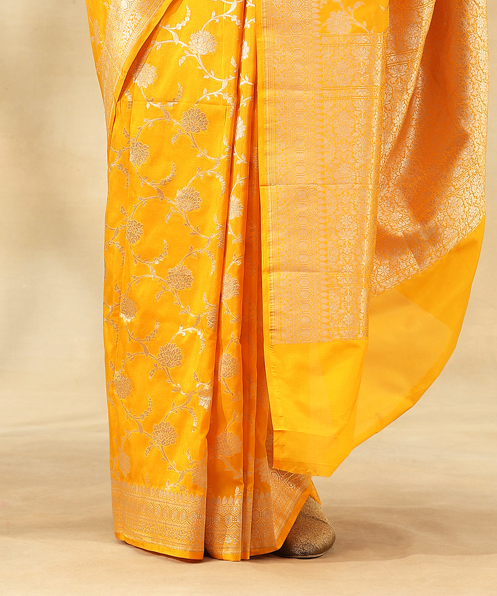 Handloom_Mustard_Yellow_Pure_Katan_Silk_Banarasi_Saree_With_Zari_Jaal_With_Flowers_WeaverStory_04