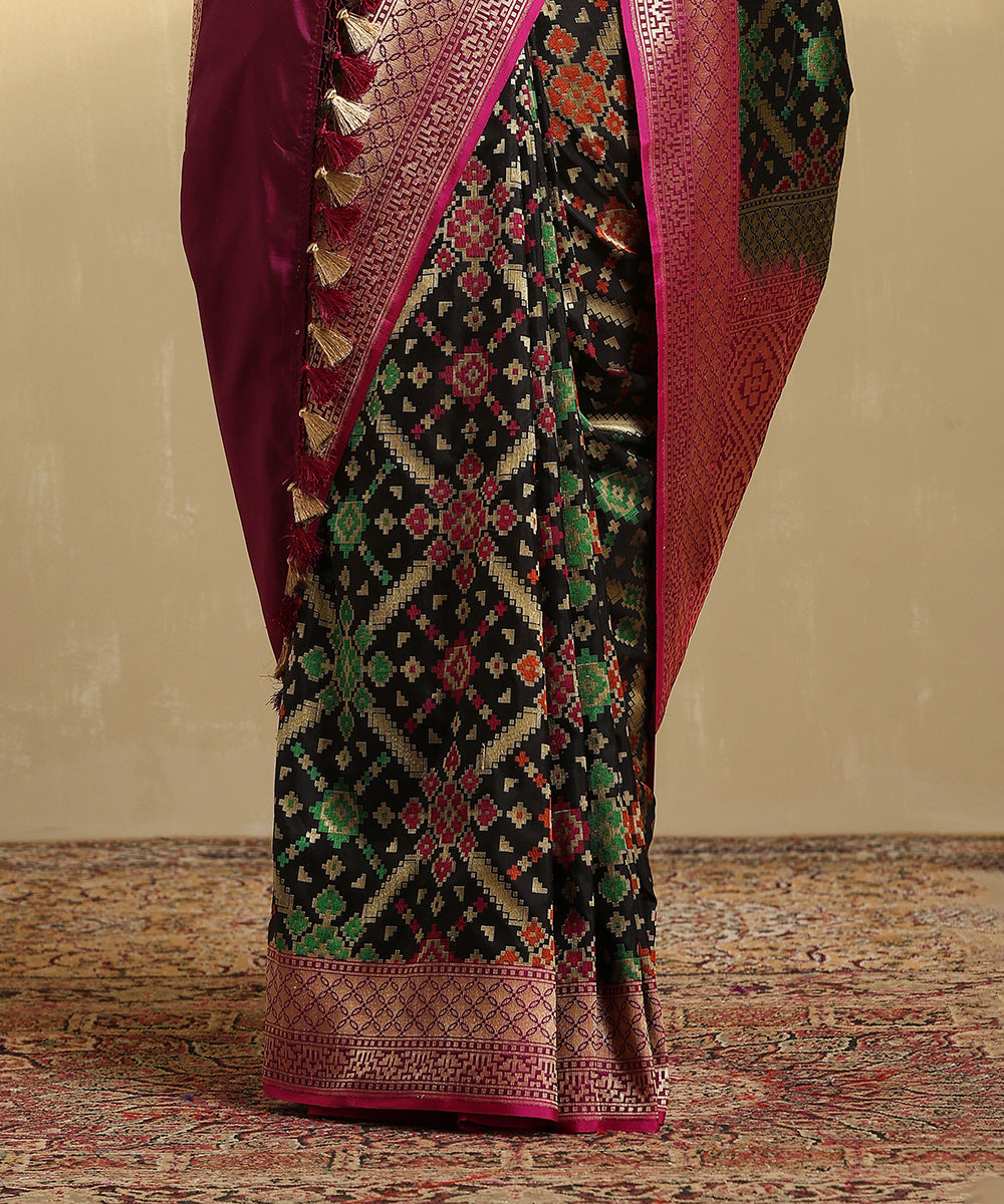 Handloom_Black_Pure_Katan_Silk_Meenakari_Banarasi_Patola_Saree_With_Pink_Border_WeaverStory_04