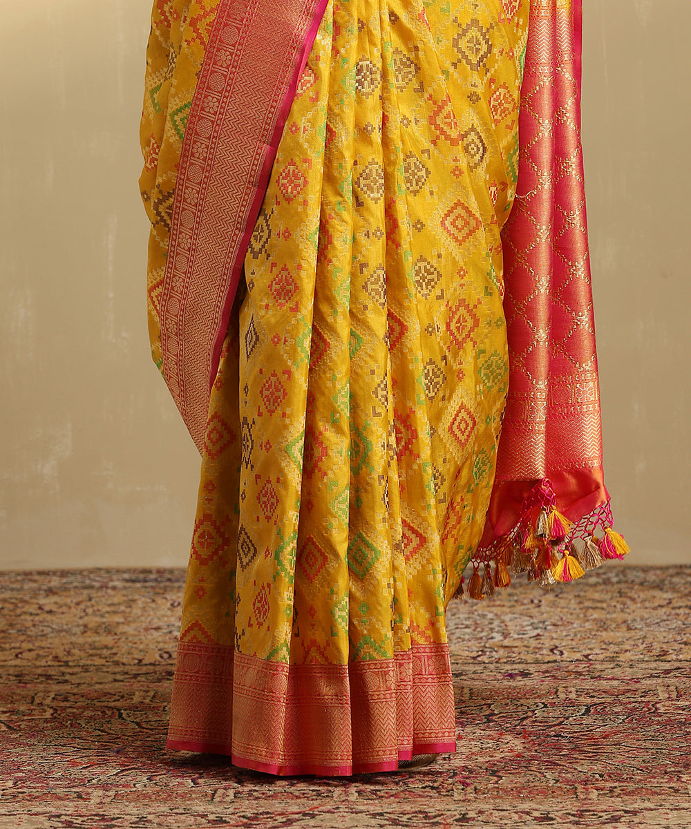 Handloom_Mustard_Pure_Katan_Silk_Meenakari_Banarasi_Patola_Saree_With_Pink_Border_WeaverStory_04