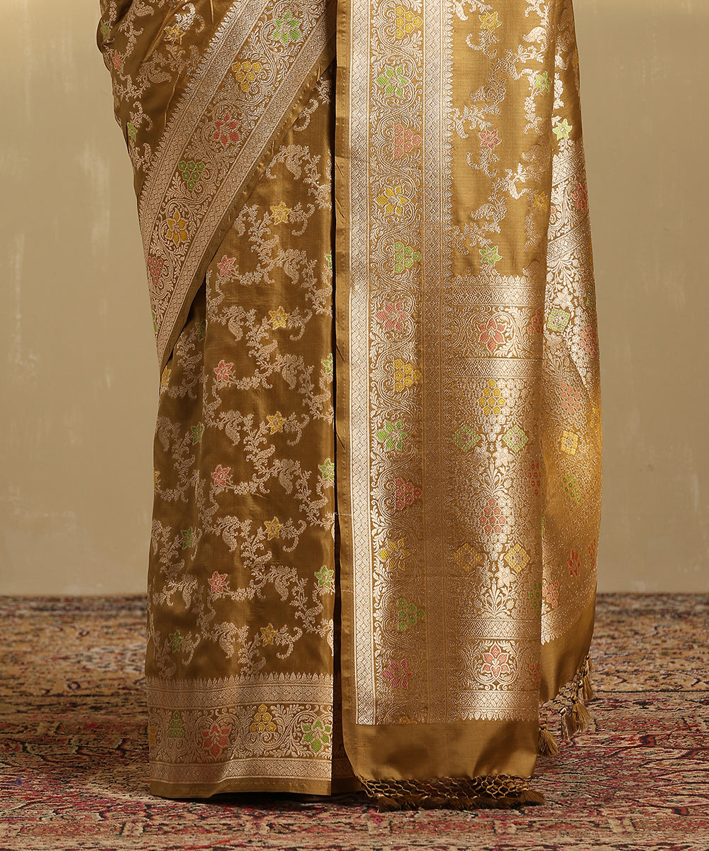 Henna_Green_Handloom_Pure_Katan_Silk_Jangla_Banarasi_Saree_With_Floral_Meenakari_WeaverStory_04
