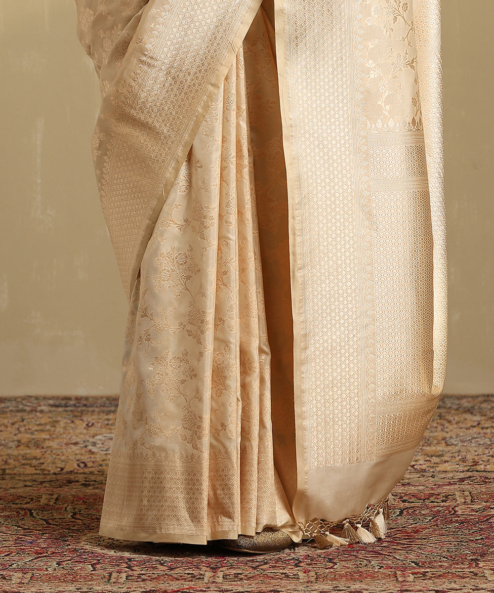 Handloom_Offwhite_Pure_Katan_Silk_Jangla_Banarasi_Saree_With_Cutwork_Weave_WeaverStory_04