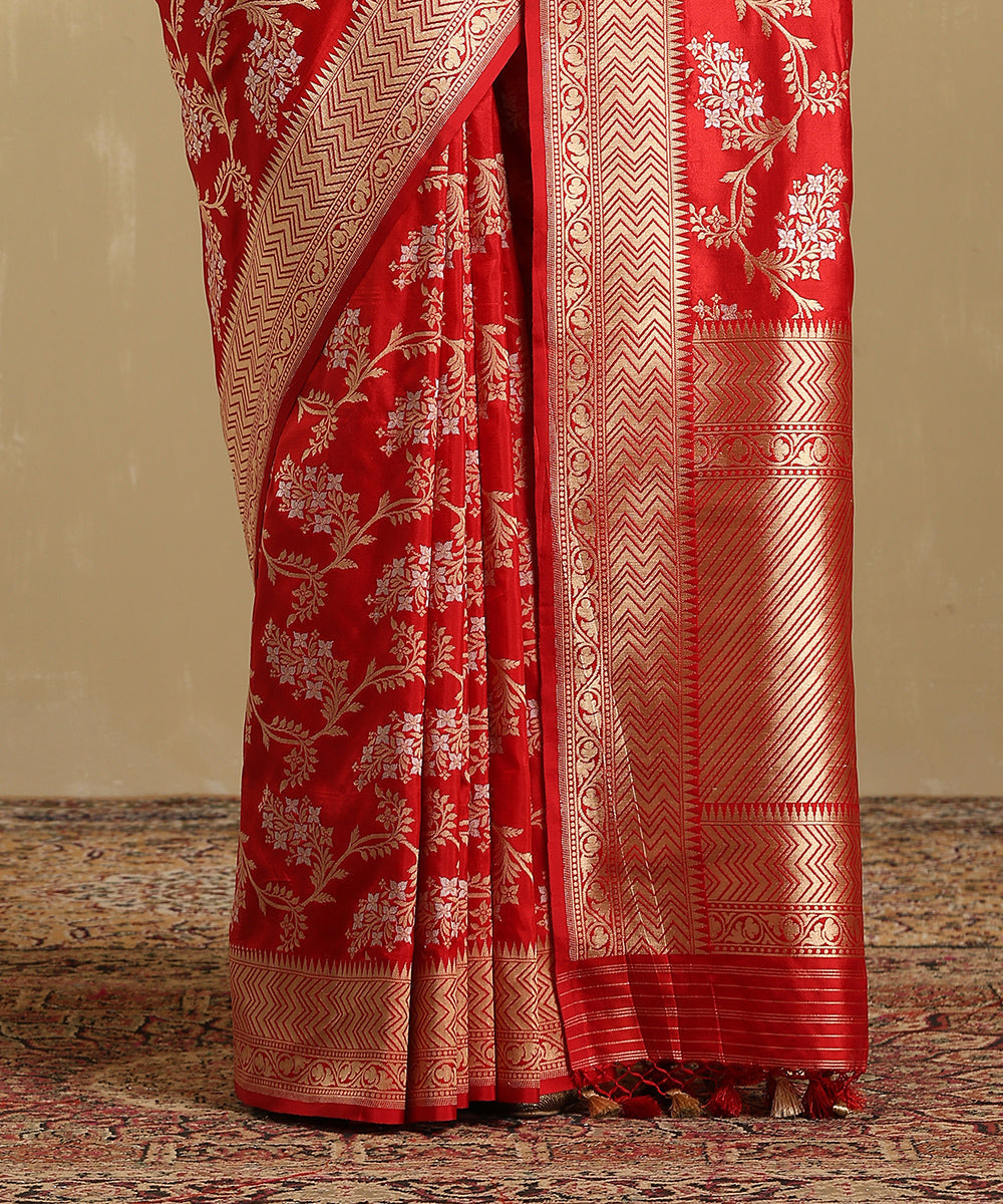 Handloom_Red_Pure_Katan_Silk_Banarasi_Saree_With_Floral_Jaal_In_Gold_And_Silver_Zari_WeaverStory_04