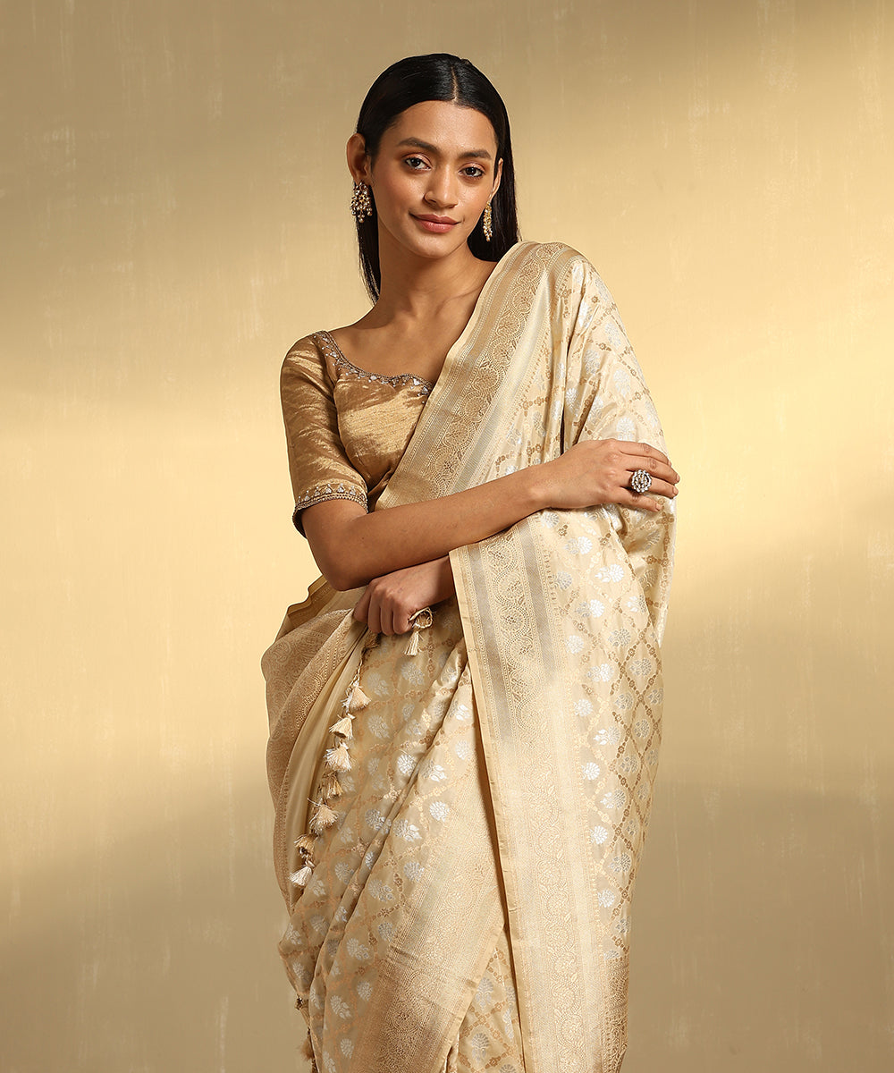 Handloom_Offwhite_Pure_Katan_Silk_Banarasi_Saree_With_Floral_Jaal_In_Gold_And_Silver_Zari_WeaverStory_02
