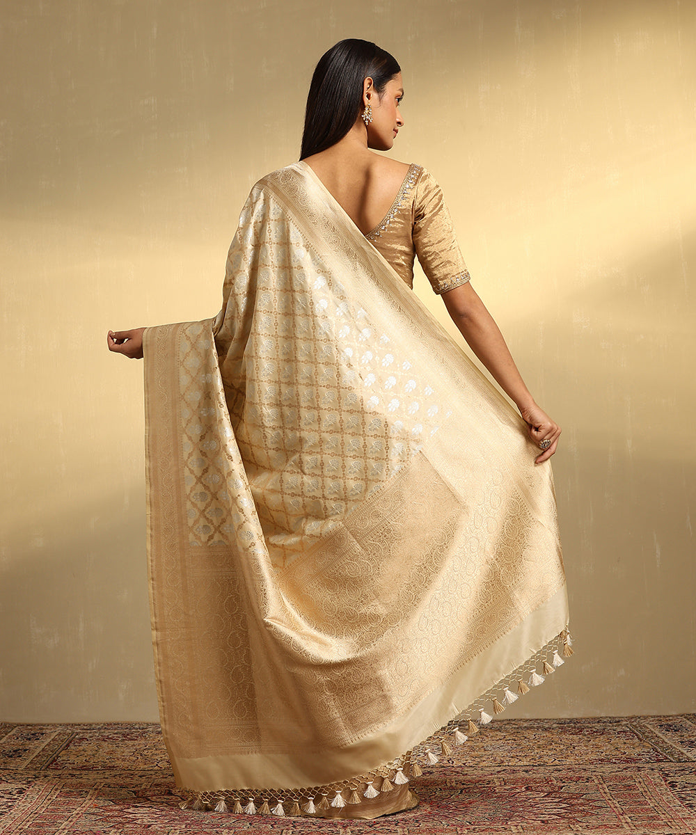 Handloom_Offwhite_Pure_Katan_Silk_Banarasi_Saree_With_Floral_Jaal_In_Gold_And_Silver_Zari_WeaverStory_03