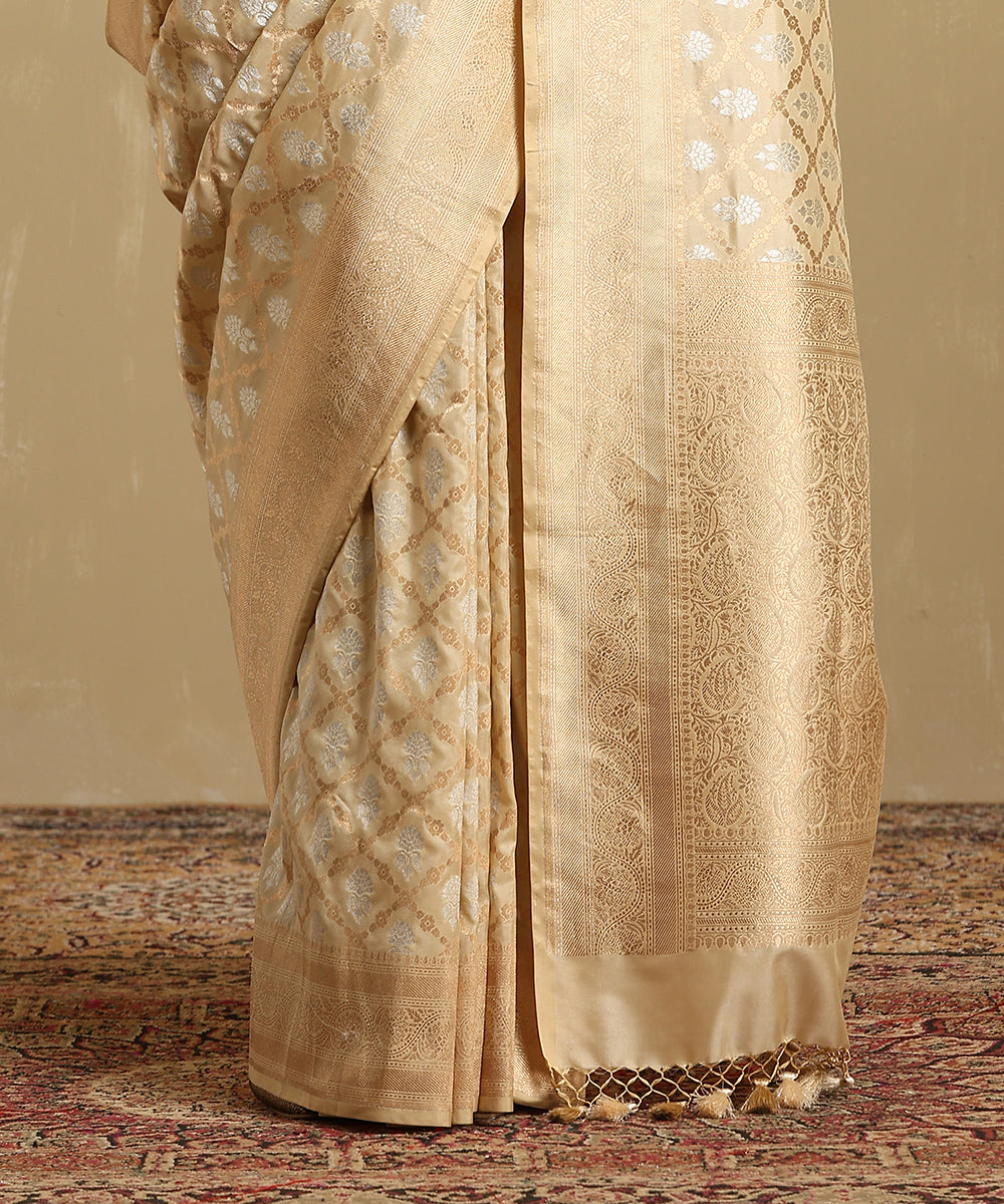Handloom_Offwhite_Pure_Katan_Silk_Banarasi_Saree_With_Floral_Jaal_In_Gold_And_Silver_Zari_WeaverStory_04