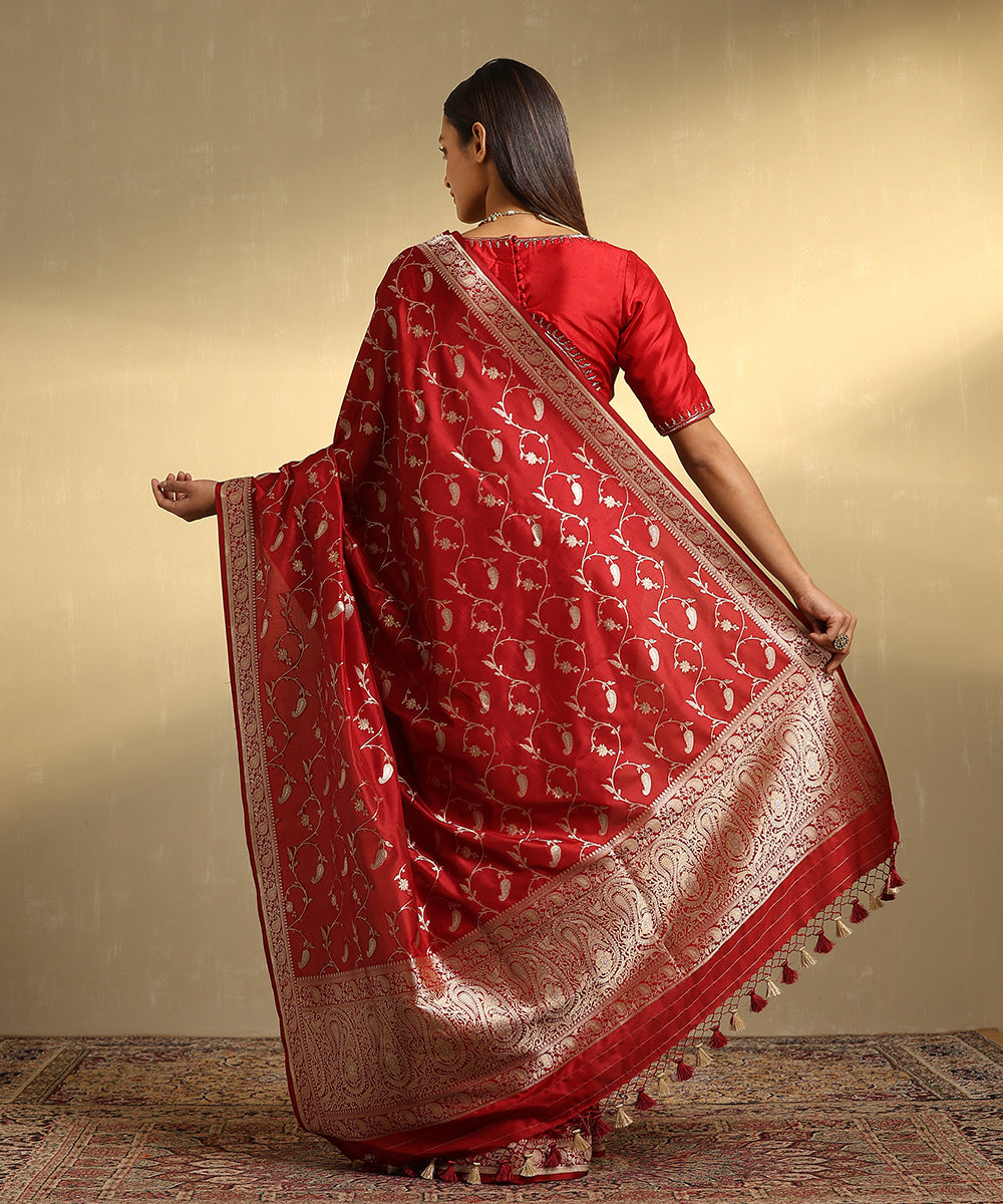 Maroon_Handloom_Pure_Katan_Silk_Banarasi_Saree_With_Paisley_Jaal_In_Gold_And_Silver_Zari_WeaverStory_03