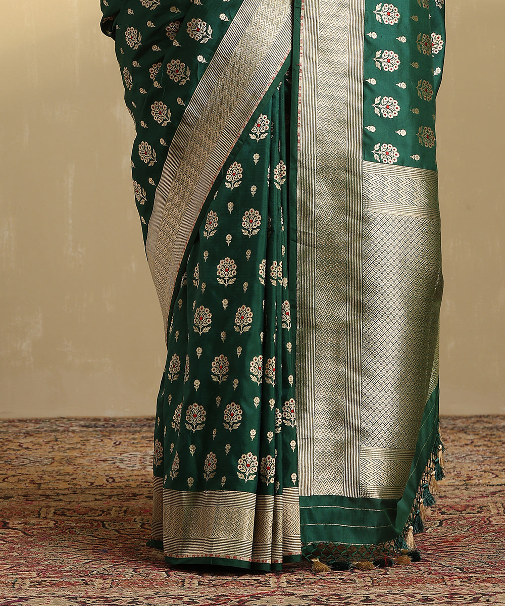 Handloom_Green_Pure_Katan_Silk_Banarasi_Saree_With_Floral_Meenakari_Booti_WeaverStory_04