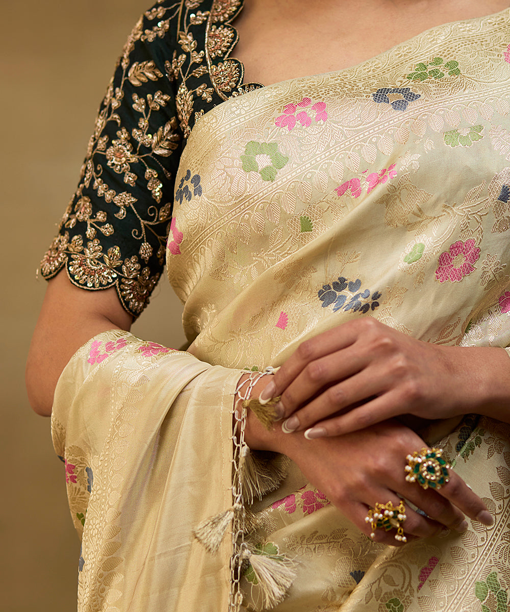 Biege_And_Silver_Handloom_Tissue_Katan_Kadhwa_Banarasi_Saree_With_Meenakari_Jaal_WeaverStory_04