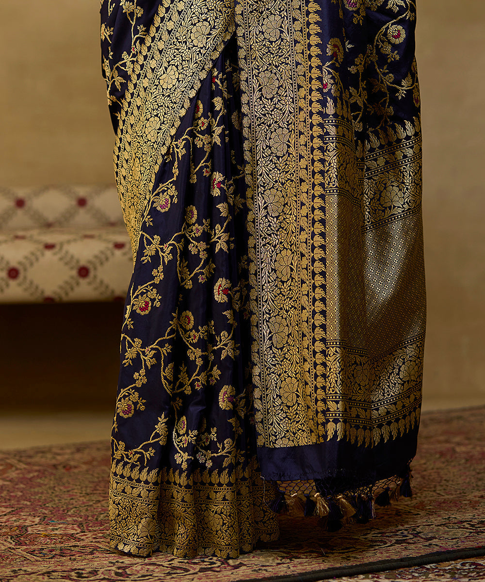 Dark_Blue_Handloom_Pure_Katan_Silk_Kadhwa_Banarasi_Saree_With_Red_Meenakari_WeaverStory_04