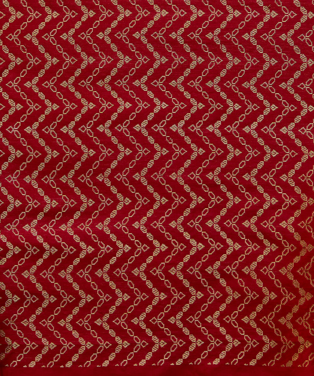 Yellow_And_Gold_Handloom_Pure_Tissue_Silk_Banarasi_Saree_With_Red_Border_And_Kadhwa_Weave_WeaverStory_05