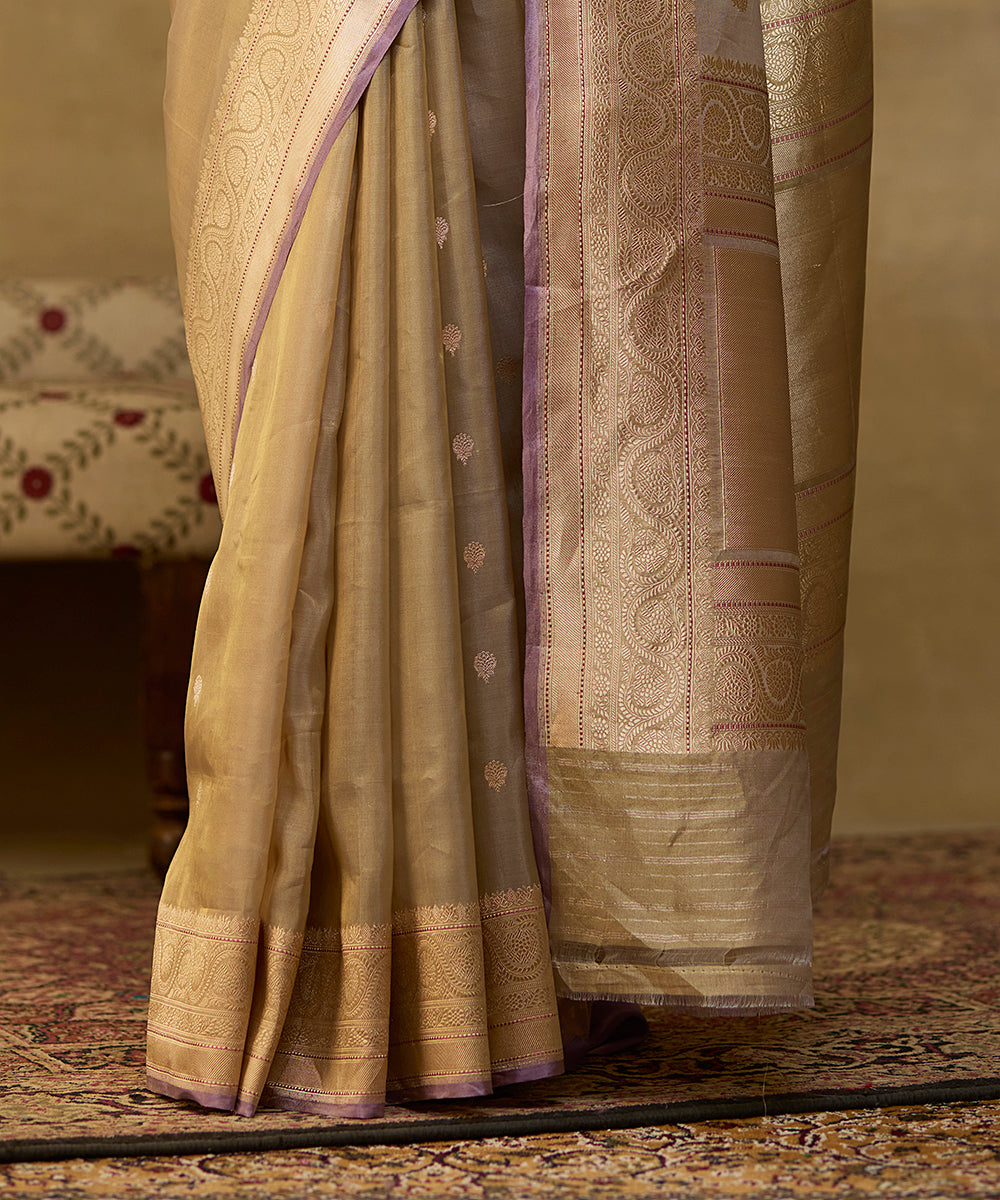 Beige_And_Gold_Handloom_Pure_Tissue_Silk_Banarasi_Saree_With_Kadhwa_Boota_And_Lilac_Selvedge_WeaverStory_04