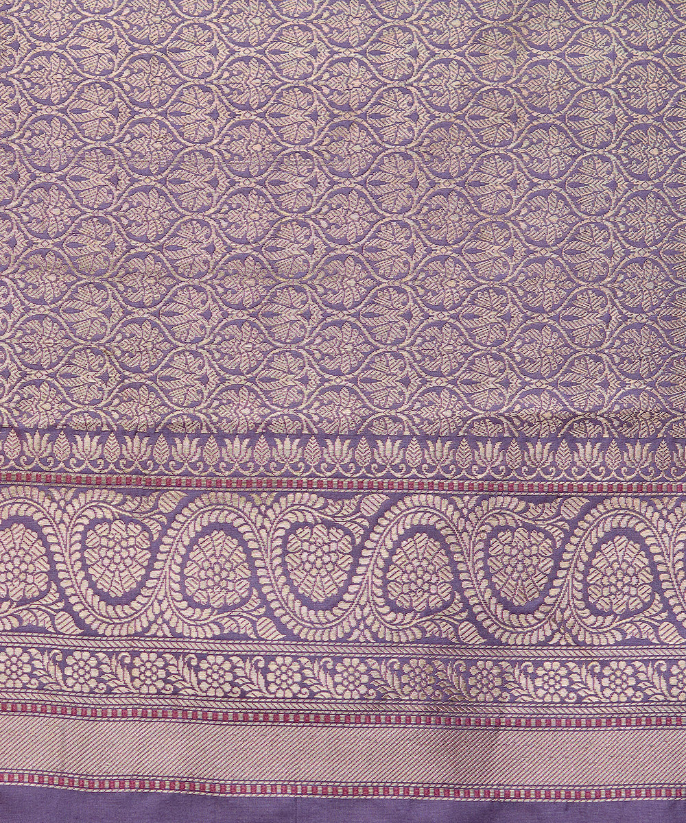 Beige_And_Gold_Handloom_Pure_Tissue_Silk_Banarasi_Saree_With_Kadhwa_Boota_And_Lilac_Selvedge_WeaverStory_05