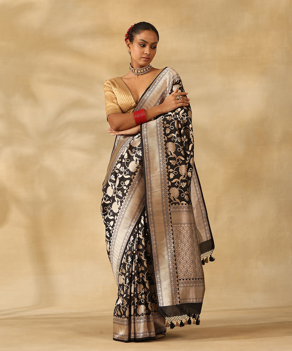 Black_Handloom_Pure_Katan_Silk_Banarasi_Saree_With_Champagne_Gold_Zari_Cutwork_Floral_Jaal_WeaverStory_02
