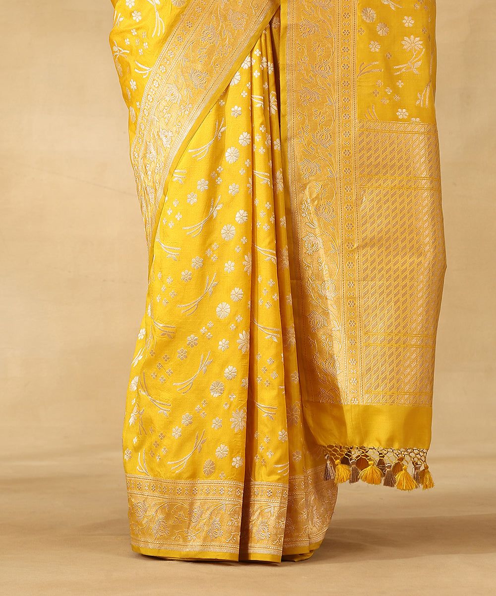Handloom_Turmeric_Yellow_Pure_Katan_Silk_Banarasi_Saree_With_Champagne_Gold_Zari_Cutwork_Jaal_WeaverStory_04