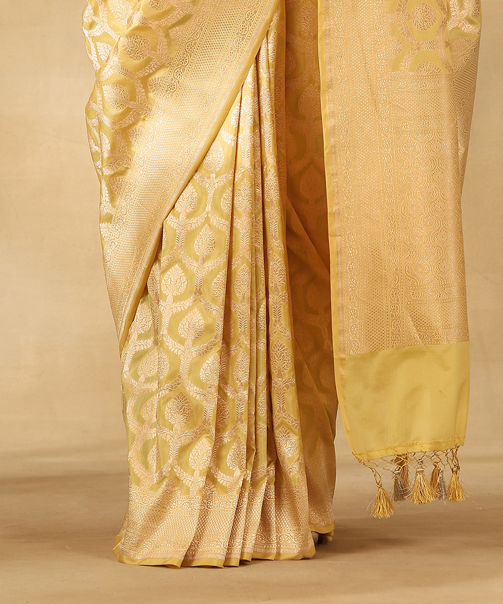 Handloom_Pale_Yellow_Pure_Katan_Silk_Banarasi_Saree_With_Champagne_Gold_Zari_Cutwork_Jaal_WeaverStory_04