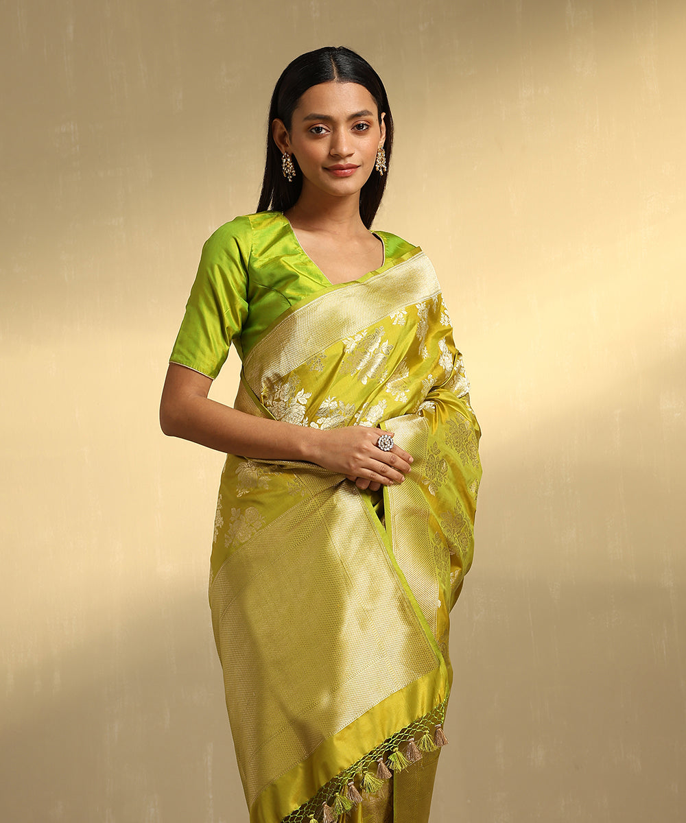Handloom_Henna_Green_Pure_Katan_Silk_Banarasi_Saree_With_Floral_Bunches_Woven_In_Gold_Zari_WeaverStory_02