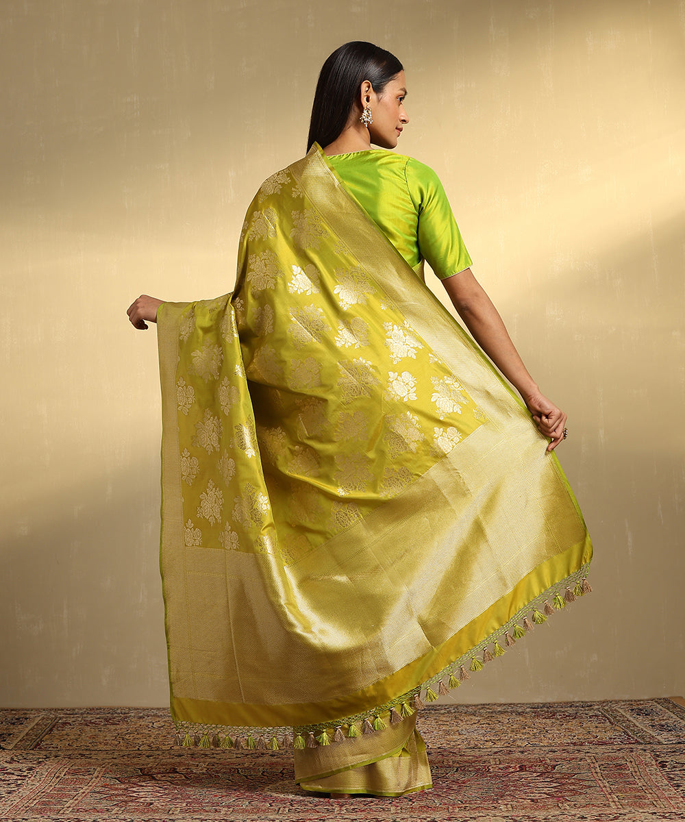 Handloom_Henna_Green_Pure_Katan_Silk_Banarasi_Saree_With_Floral_Bunches_Woven_In_Gold_Zari_WeaverStory_03