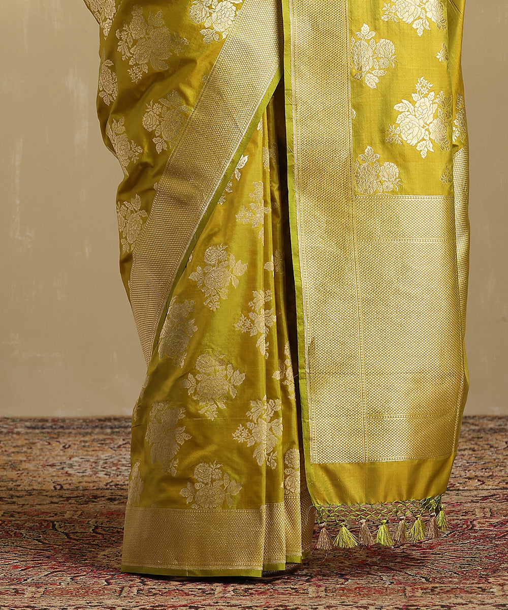 Handloom_Henna_Green_Pure_Katan_Silk_Banarasi_Saree_With_Floral_Bunches_Woven_In_Gold_Zari_WeaverStory_04