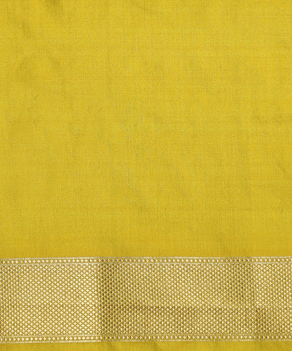 Handloom_Henna_Green_Pure_Katan_Silk_Banarasi_Saree_With_Floral_Bunches_Woven_In_Gold_Zari_WeaverStory_05