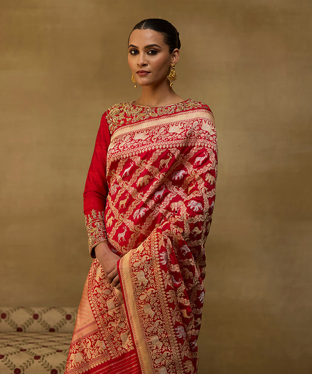 Handloom_Red_Pure_Katan_Silk_Shikargah_Banarasi_Saree_With_Kadhwa_Jaal_WeaverStory_01
