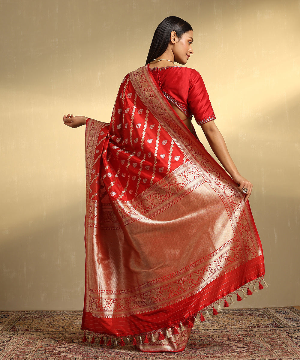 Handloom_Red_Pure_Katan_Silk_Jangla_Banarasi_Saree_With_Diagonal_Bel_WeaverStory_03