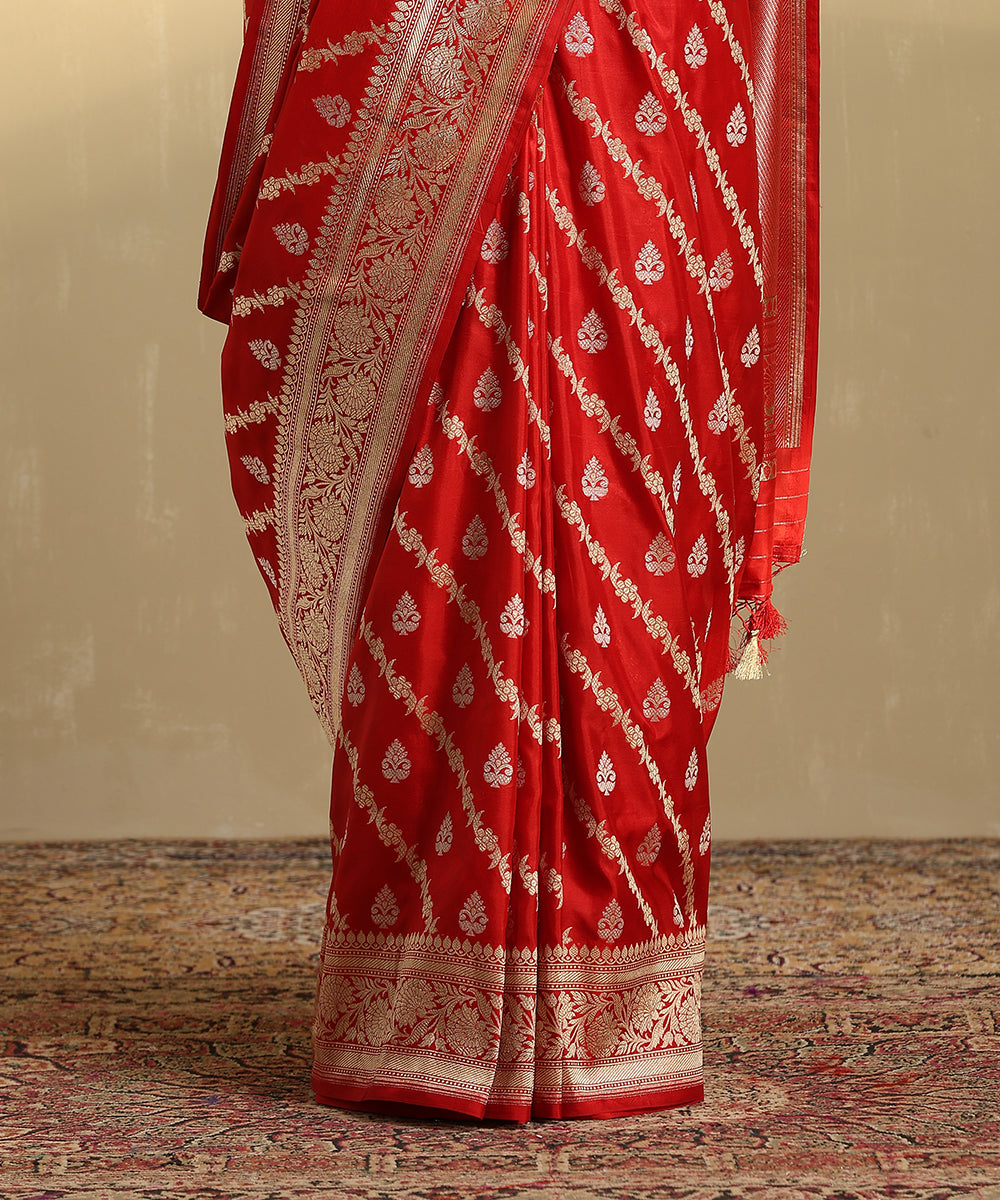 Handloom_Red_Pure_Katan_Silk_Jangla_Banarasi_Saree_With_Diagonal_Bel_WeaverStory_04