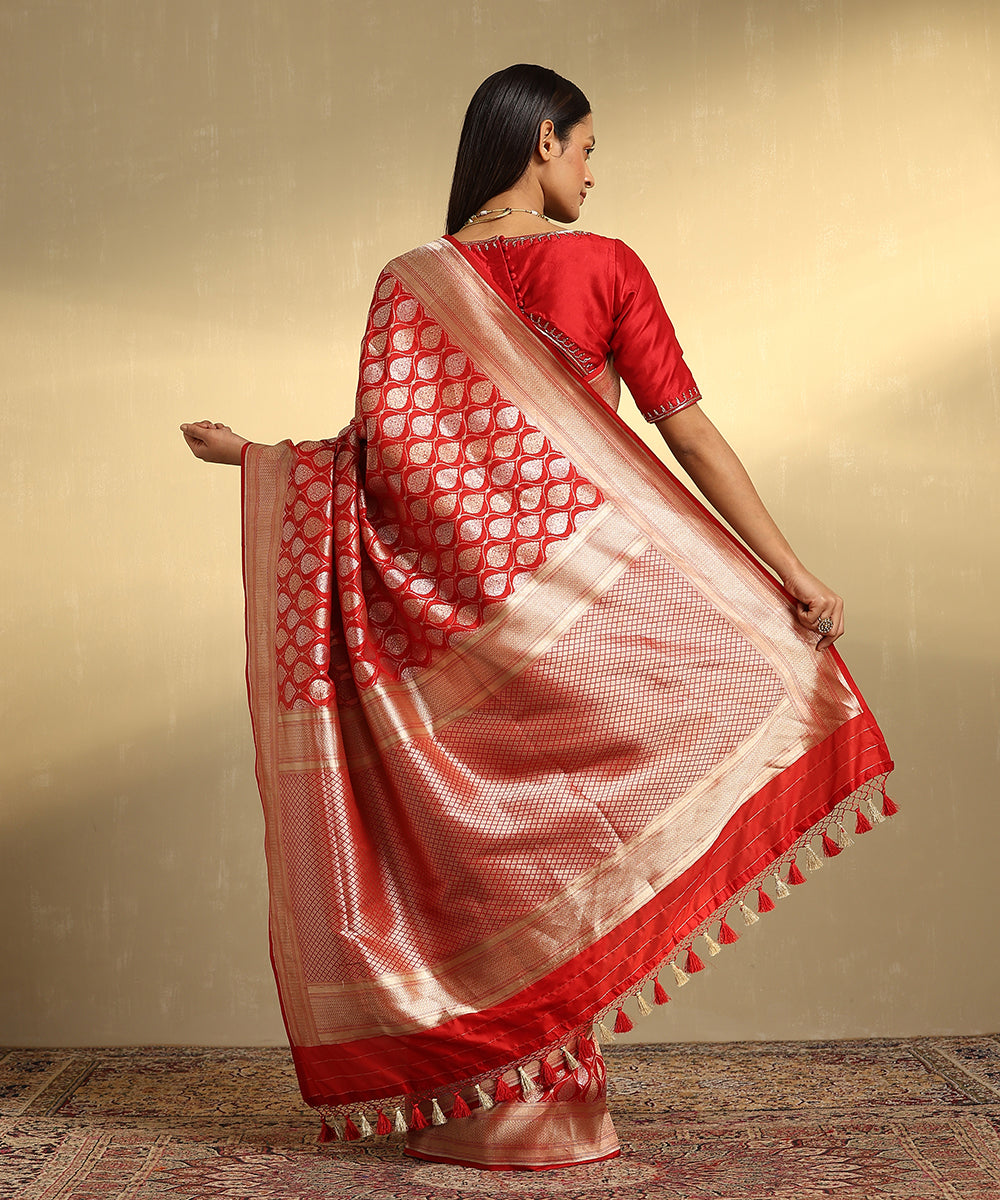 Handloom_Red_Pure_Katan_Silk_Jangla_Banarasi_Saree_With_Gold_And_Silver_Zari_Mughal_Jaal_WeaverStory_03