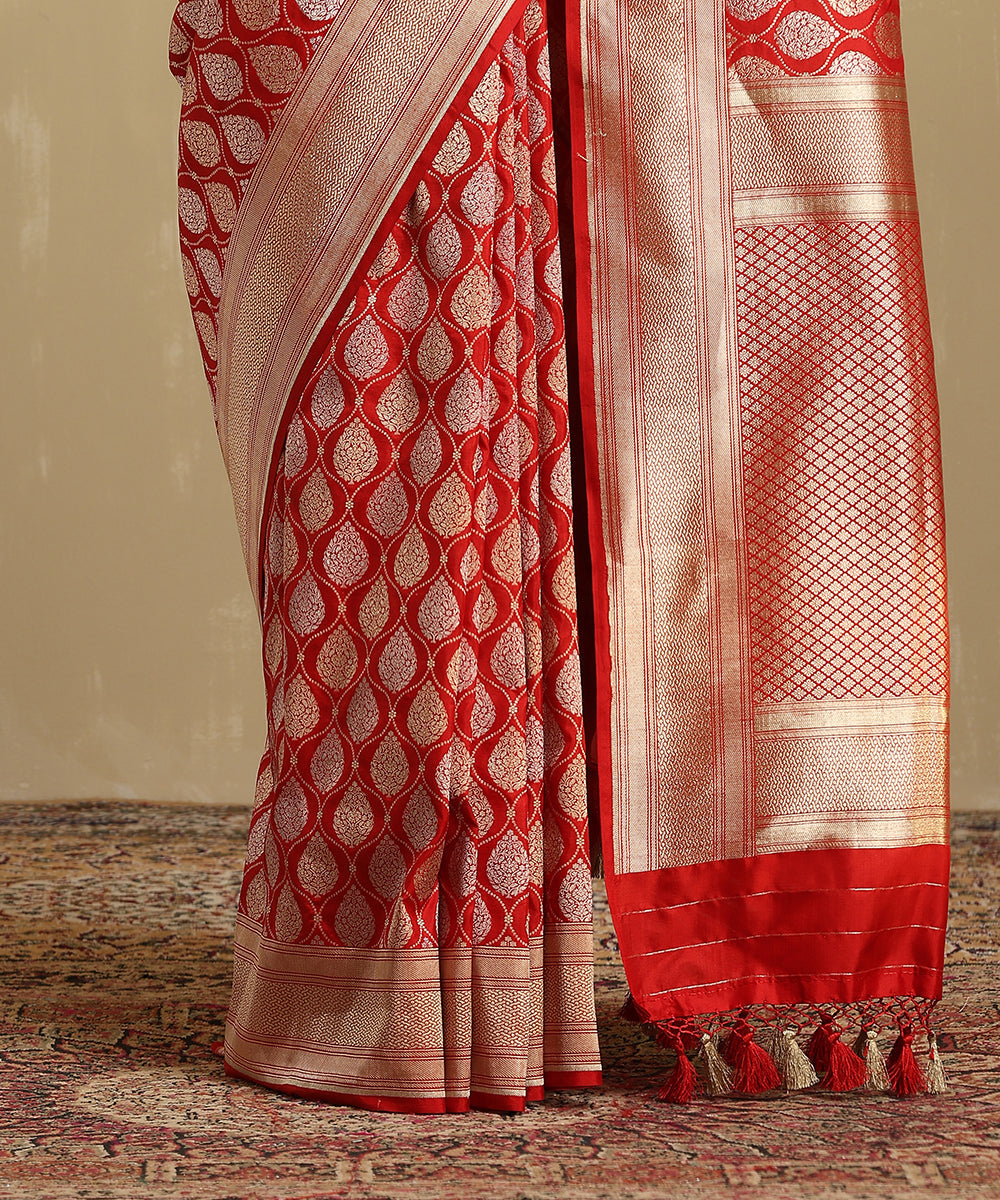 Handloom_Red_Pure_Katan_Silk_Jangla_Banarasi_Saree_With_Gold_And_Silver_Zari_Mughal_Jaal_WeaverStory_04