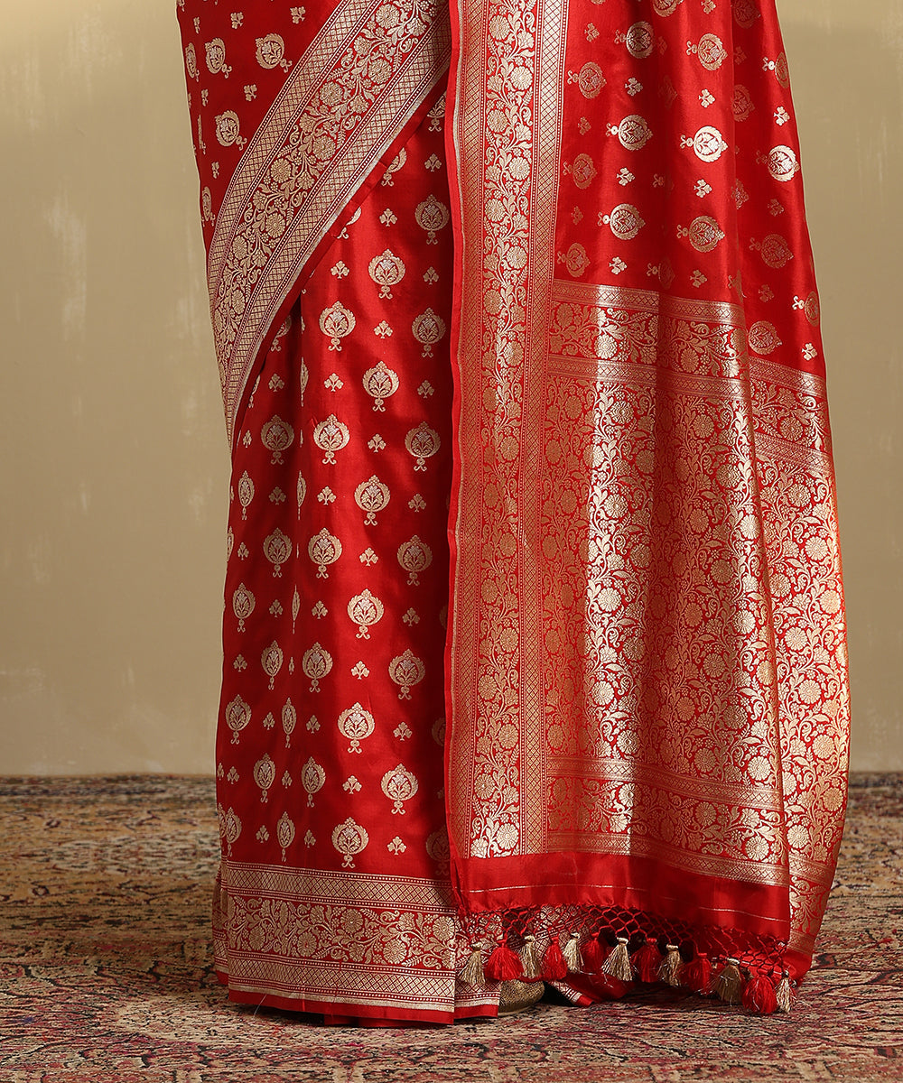 Red_Handloom_Pure_Katan_Silk_Banarasi_Saree_With_Gold_And_Silver_Zari_Meenakari_Booti_WeaverStory_04