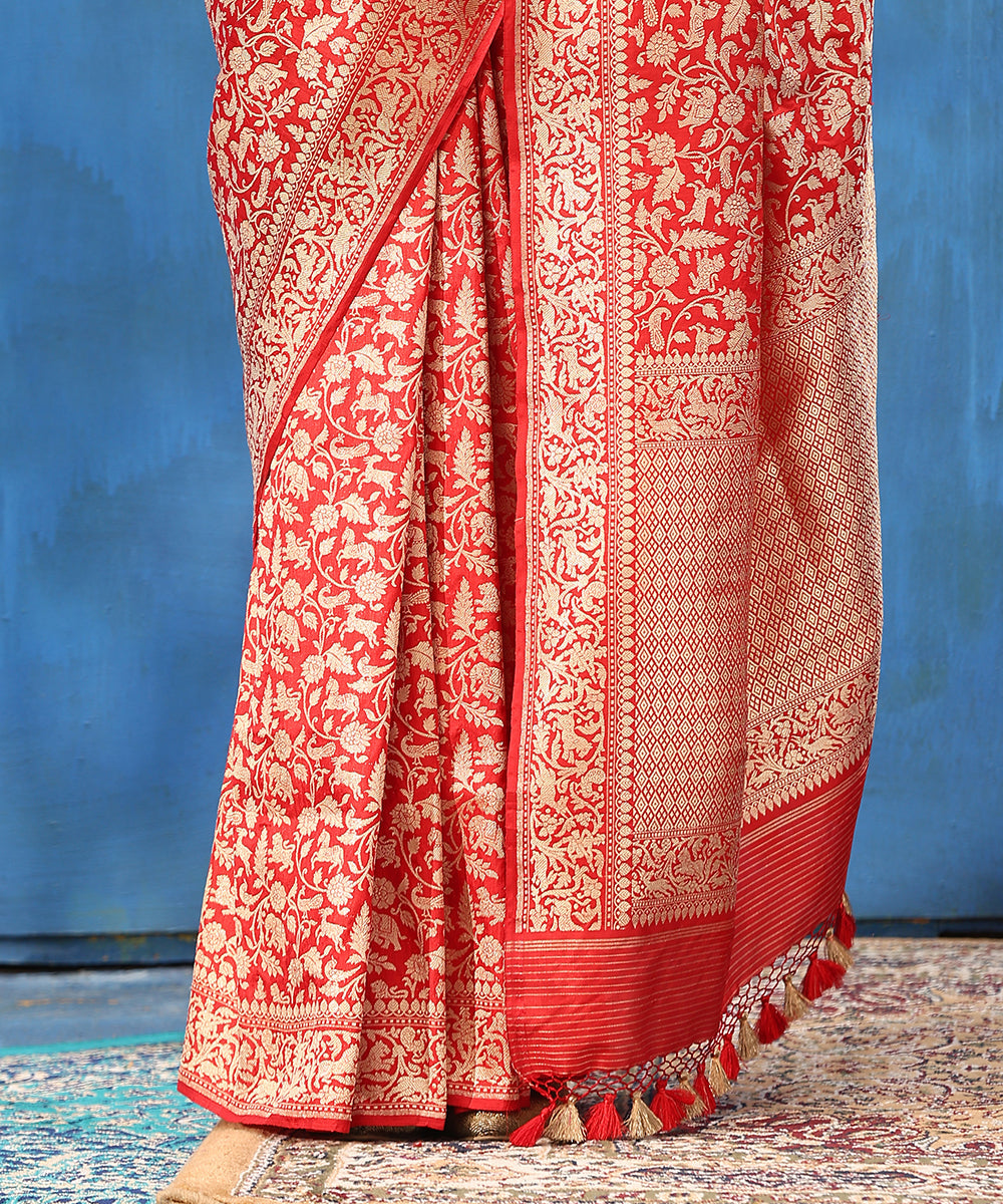 Red_Handloom_Pure_Katan_Silk_Shikargah_Banarasi_Saree_With_Lions_And_Deers_On_Border_WeaverStory_04
