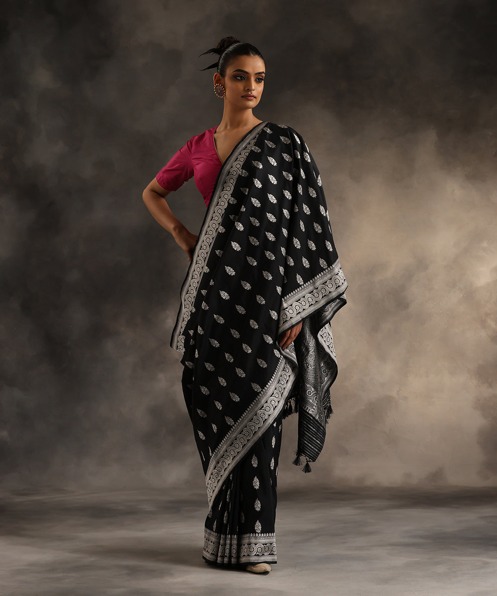 Handloom_Black_Pure_Katan_Silk_Banarasi_Saree_With_Kadhwa_Booti_WeaverStory_02