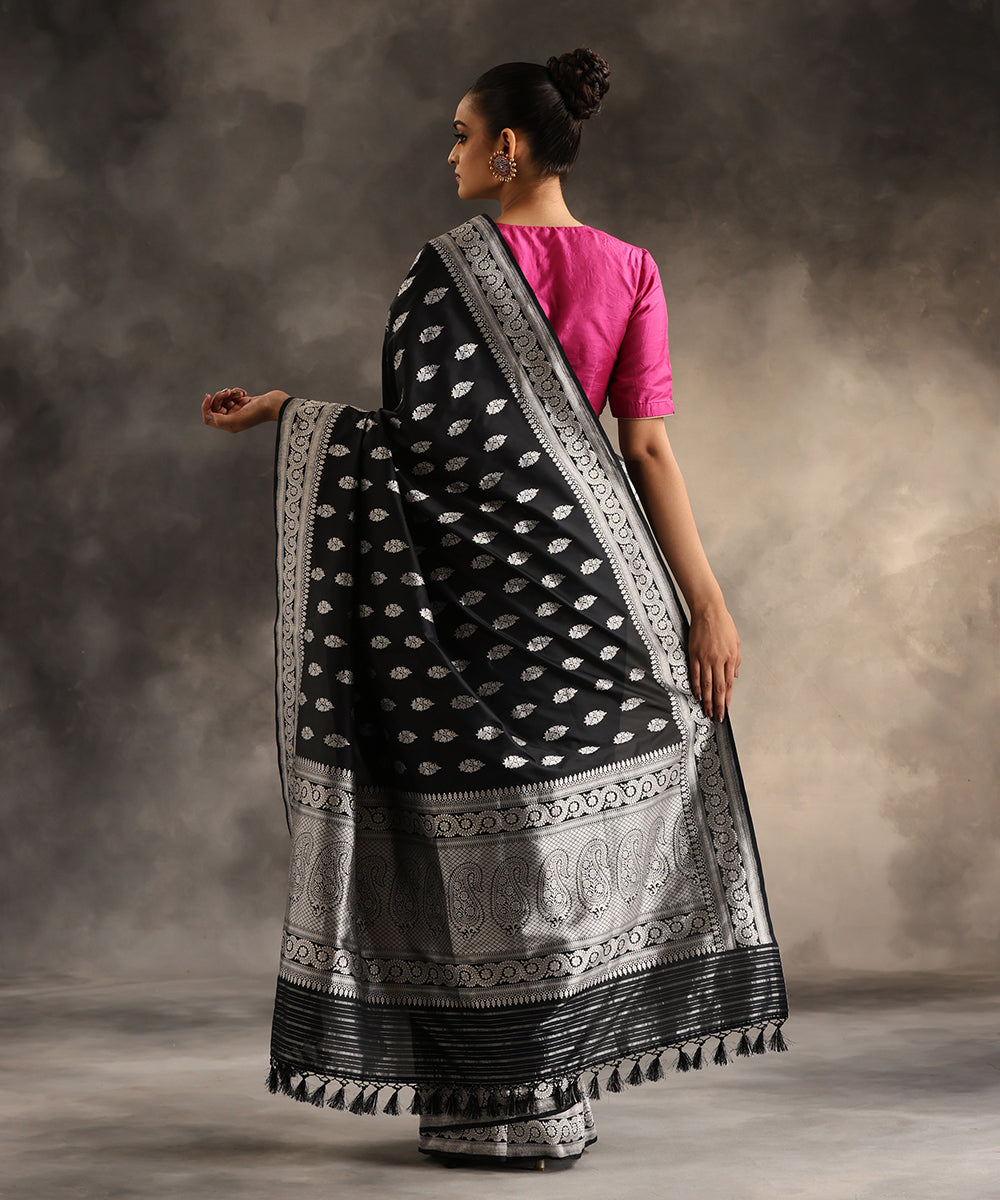 Handloom_Black_Pure_Katan_Silk_Banarasi_Saree_With_Kadhwa_Booti_WeaverStory_03