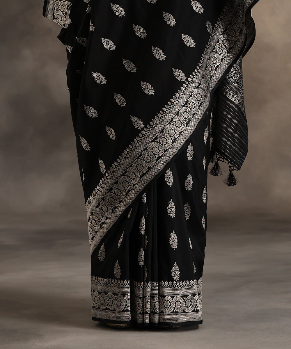 Handloom_Black_Pure_Katan_Silk_Banarasi_Saree_With_Kadhwa_Booti_WeaverStory_04