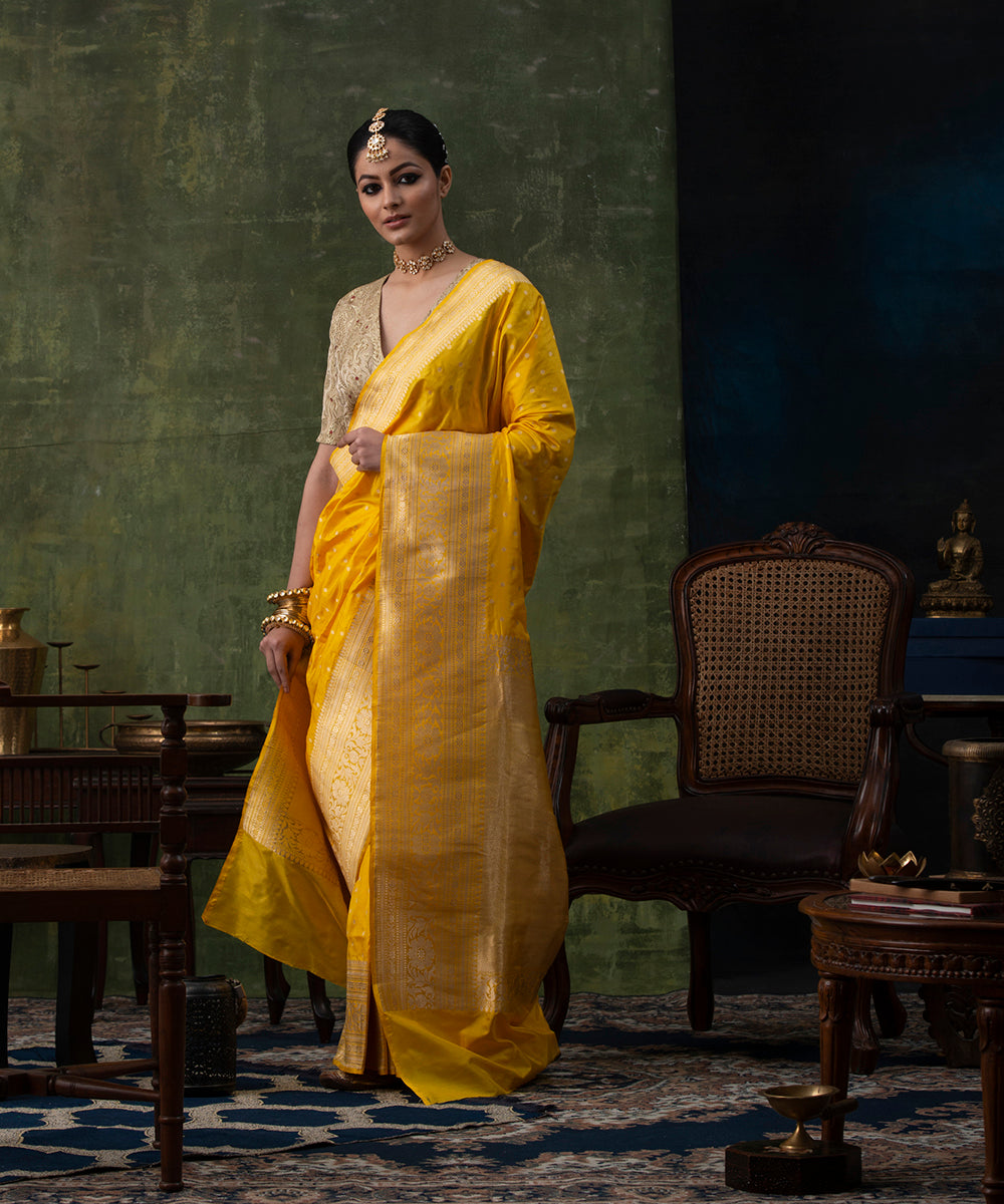 Yellow_Handloom_Pure_Katan_Silk_Banarasi_Saree_with_Zari_Border_WeaverStory_02