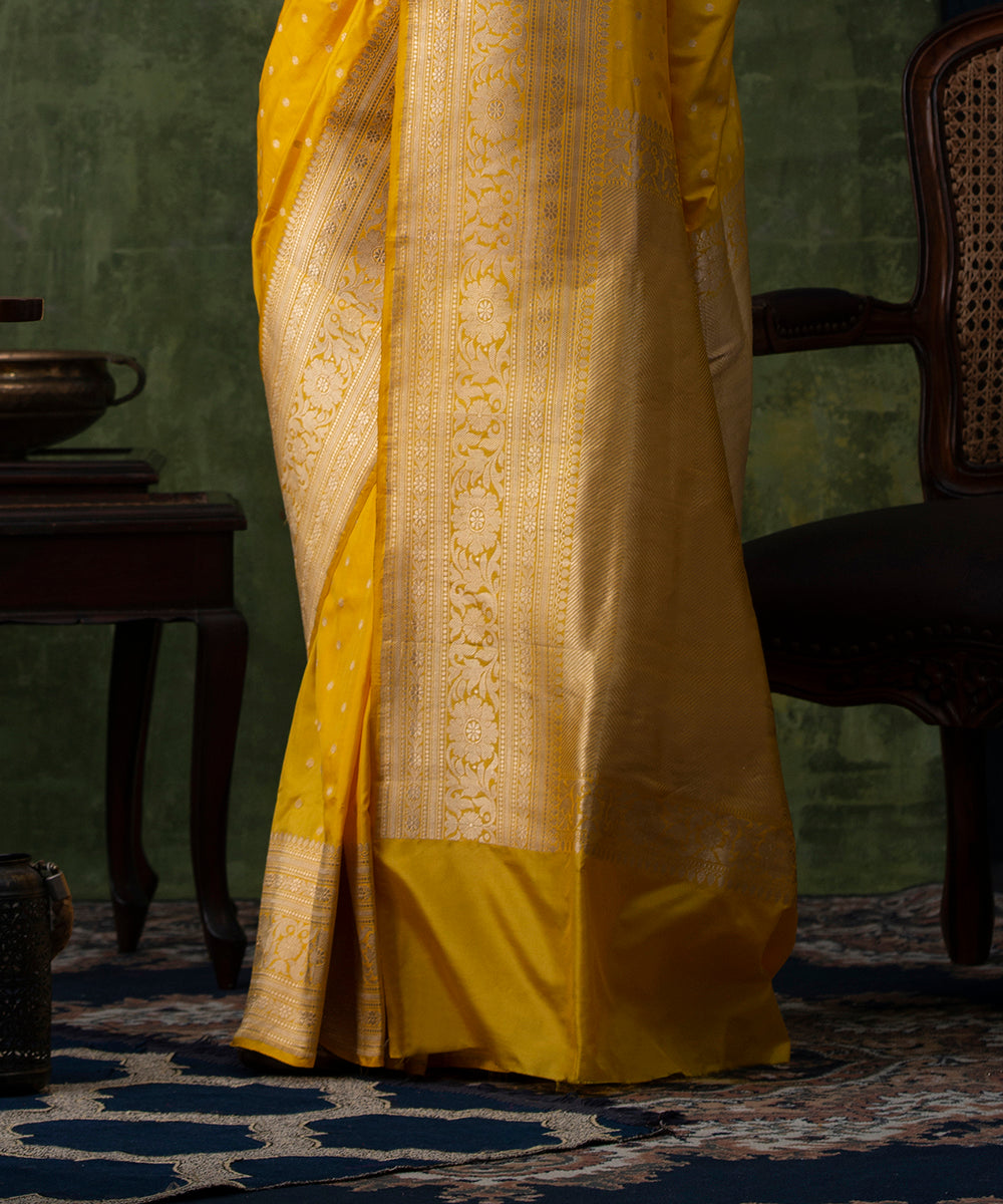 Yellow_Handloom_Pure_Katan_Silk_Banarasi_Saree_with_Zari_Border_WeaverStory_04