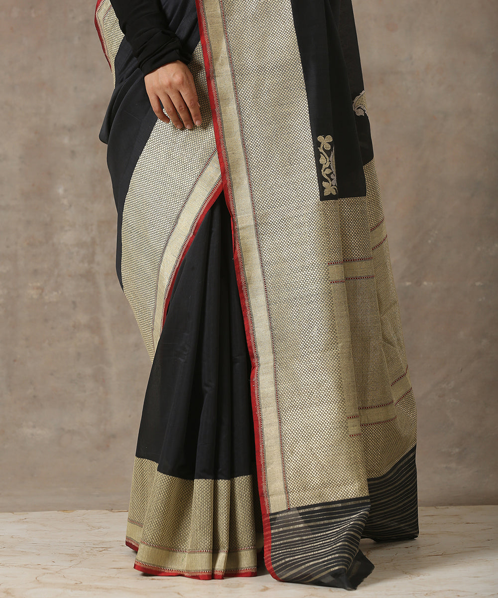 Black_Handloom_Pure_Cotton_Plain_Banarasi_Saree_With_Heavy_Konia_Motif_WeaverStory_04