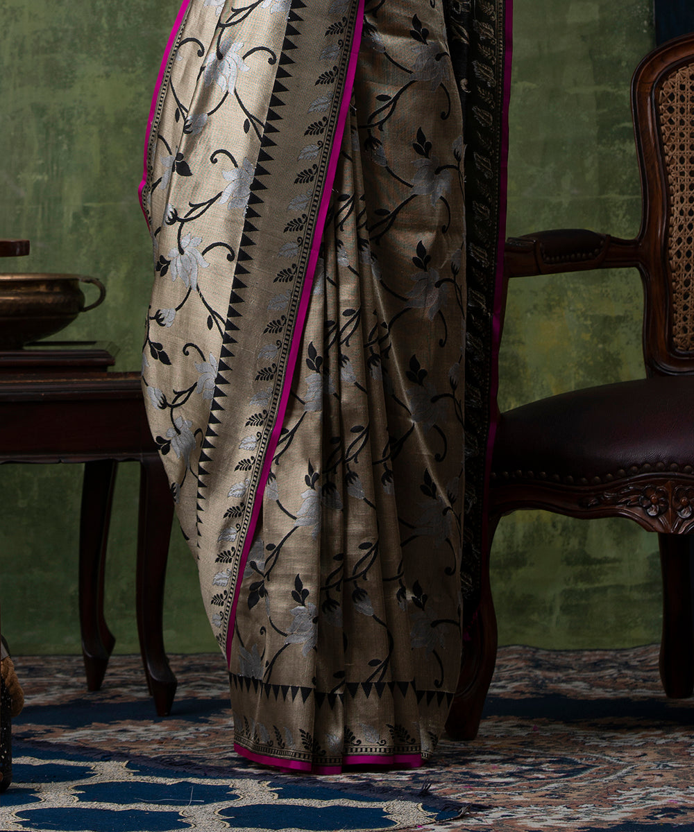 Handloom_Black_Pure_Katan_Silk_Banarasi_Saree_with_Cutwork_Sona_Rupa_Lotus_Jaal_WeaverStory_04