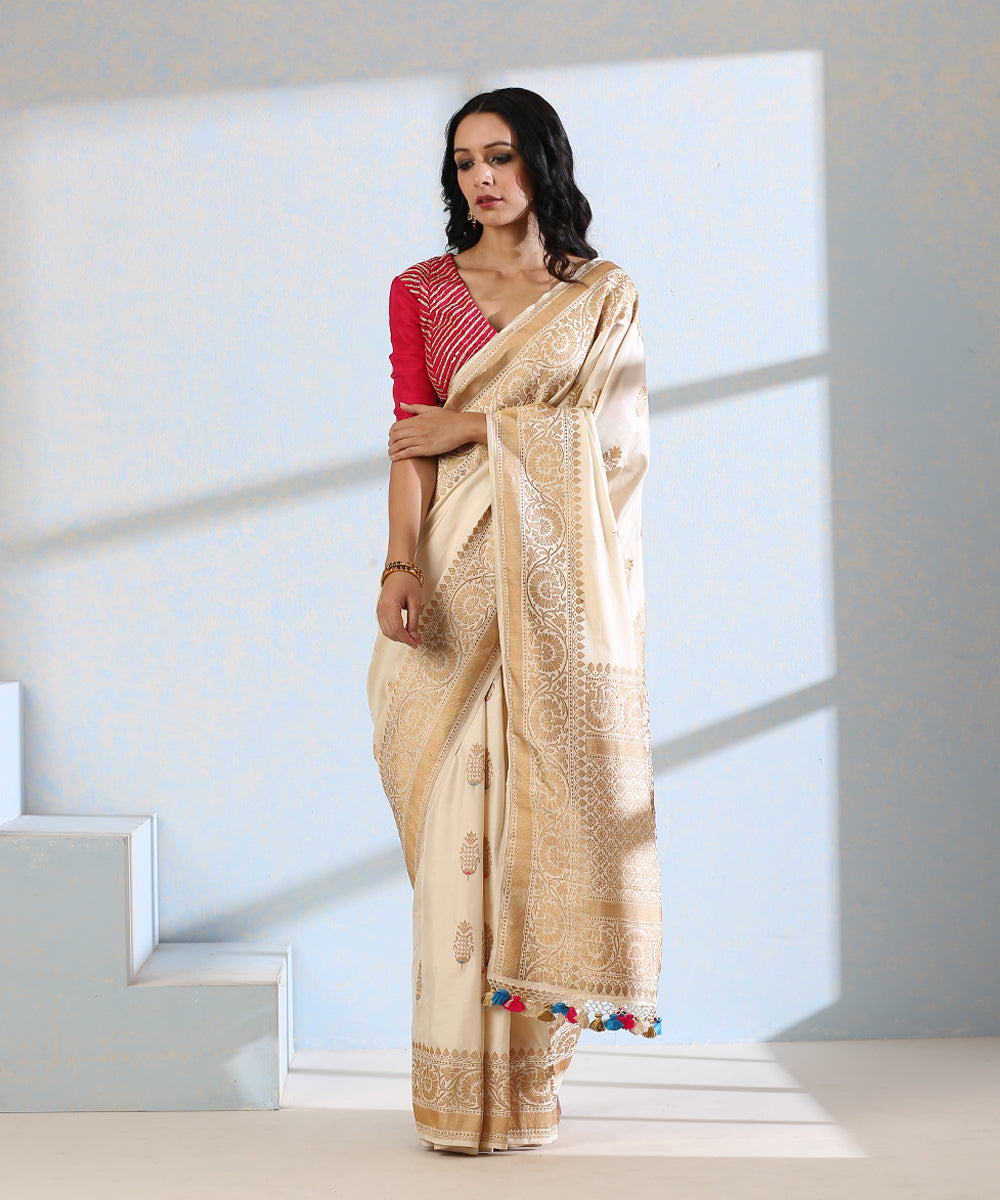 Handloom_Milky_White_Pure_Katan_Silk_Ektara_Banarasi_Saree_With_Kadhwa_Booti_WeaverStory_02