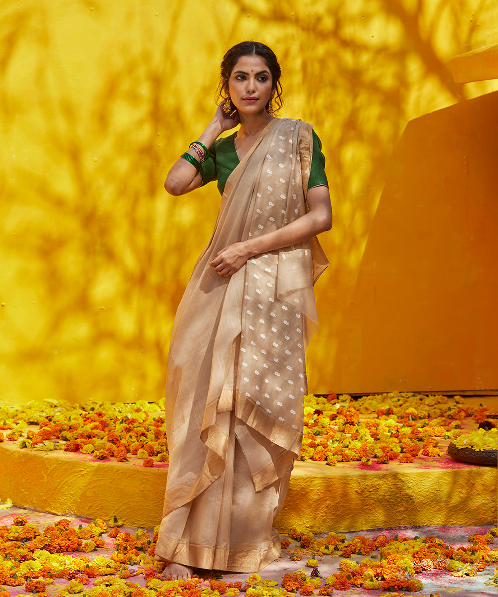 Handloom_Beige_Pure_Cotton_Chanderi_Saree_With_Mogra_Booti_And_Gold_Border_WeaverStory_02