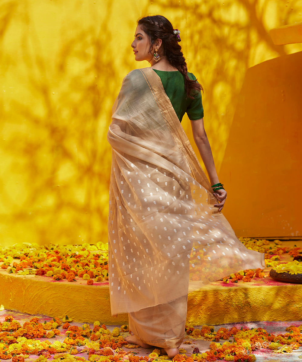 Handloom_Beige_Pure_Cotton_Chanderi_Saree_With_Mogra_Booti_And_Gold_Border_WeaverStory_03