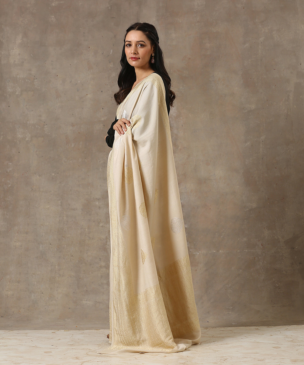 Offwhite_Handloom_Moonga_Silk_Banarasi_Saree_With_Kadhwa_Gulaab_Boota_WeaverStory_02