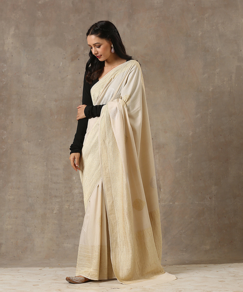 Offwhite_Handloom_Moonga_Silk_Banarasi_Saree_With_Kadhwa_Gulaab_Boota_WeaverStory_03