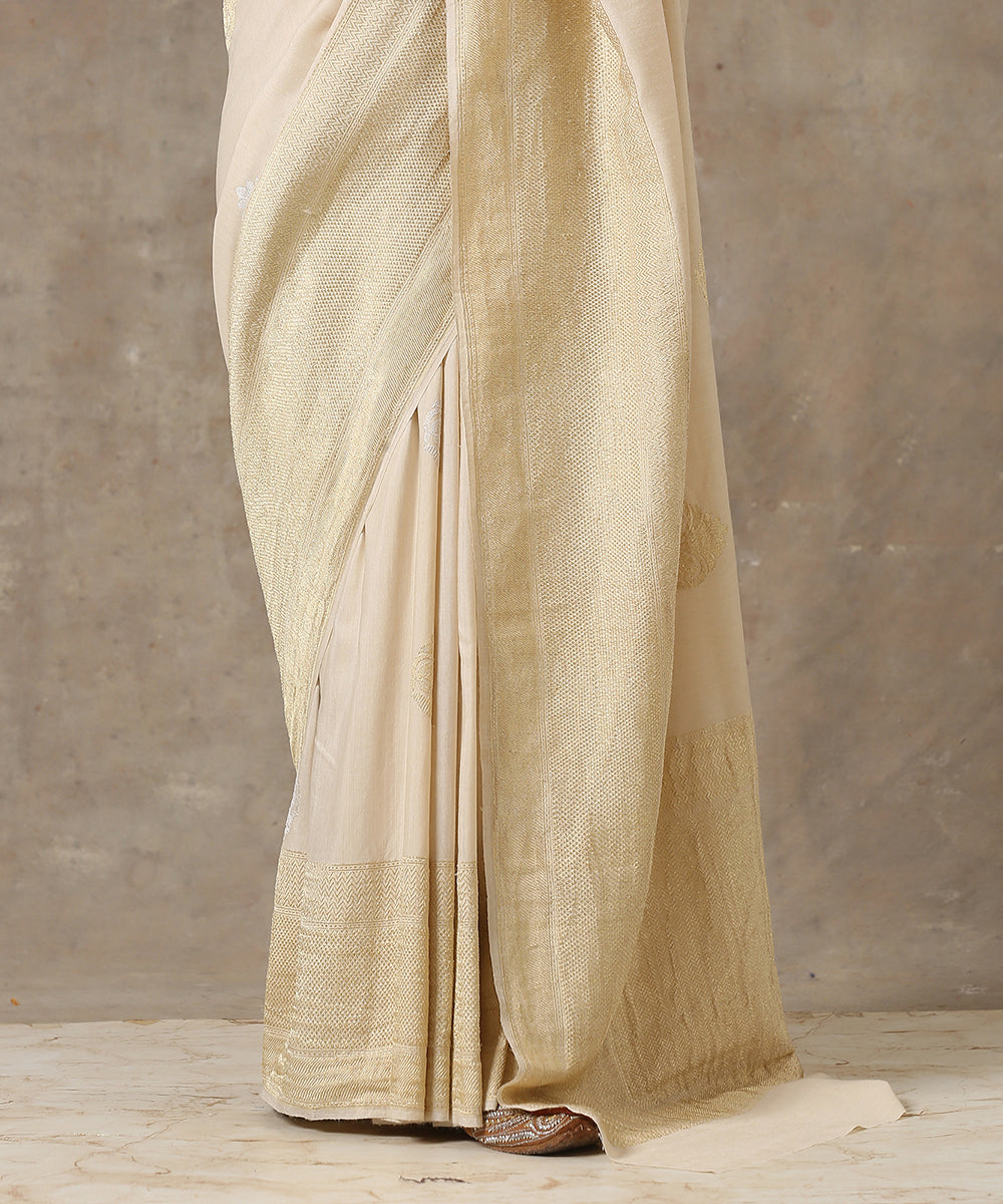 Offwhite_Handloom_Moonga_Silk_Banarasi_Saree_With_Kadhwa_Gulaab_Boota_WeaverStory_04