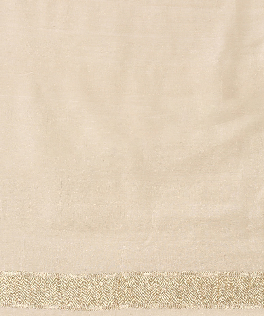 Offwhite_Handloom_Moonga_Silk_Banarasi_Saree_With_Kadhwa_Gulaab_Boota_WeaverStory_05